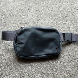 Lululemon everywhere belt bag (gray)
